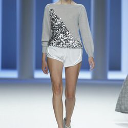 Mini shorts blancos de la colección primavera 2012 de Sita Murt presentada en Cibeles