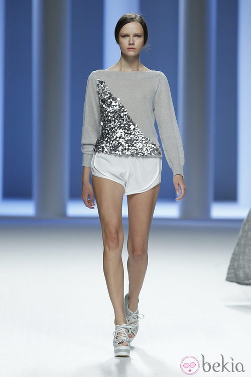 Mini shorts blancos de la colección primavera 2012 de Sita Murt presentada en Cibeles