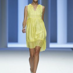 Clara Alonso desfila con un vestido amarillo de Sita Murt en Cibeles