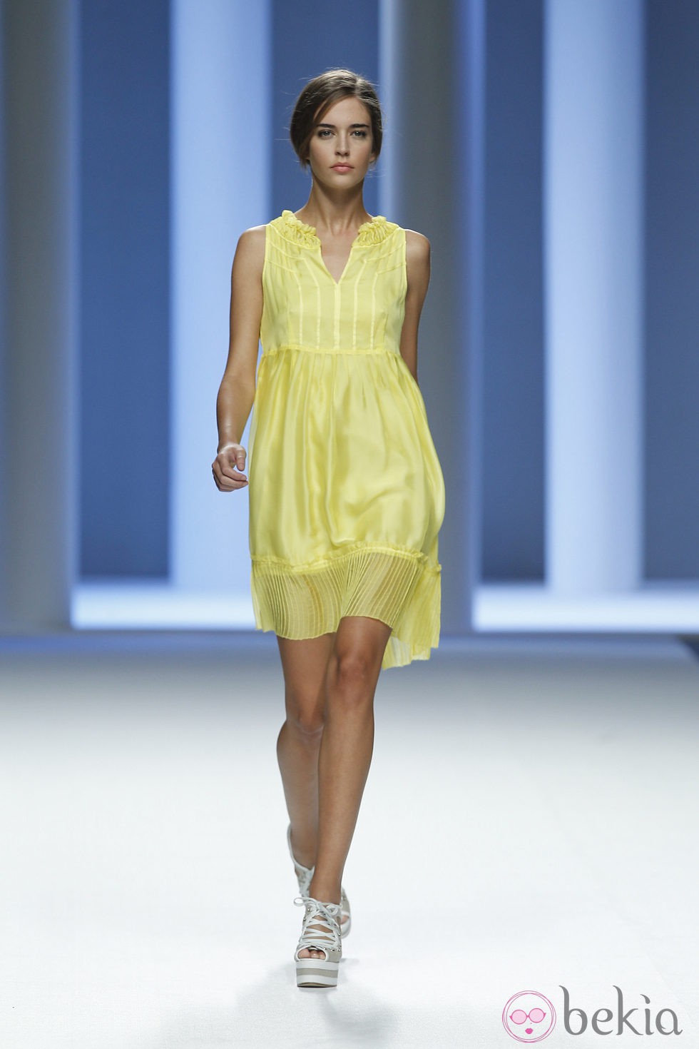 Clara Alonso desfila con un vestido amarillo de Sita Murt en Cibeles