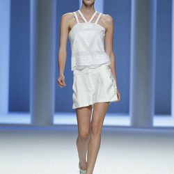 Vestido blanco de la colección primavera 2012 de Sita Murt en Cibeles