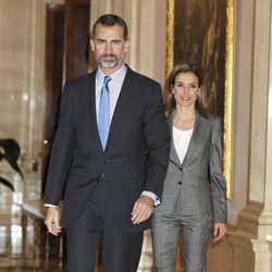 El Rey Felipe VI elige el azul junto a la Reina Letizia Ortiz