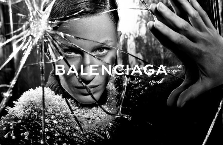 Gisele Bündchen con un radical look en la campaña de Balenciaga