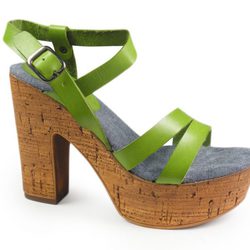 Sandalia de tiras verdes pistacho con tacón de corcho de Lois para verano 2014
