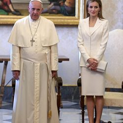 La Reina Letizia con un traje blanco junto al Papa Francisco