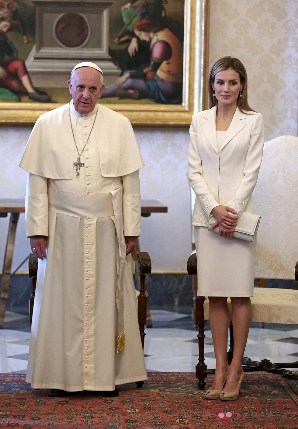 La Reina Letizia con un traje blanco junto al Papa Francisco