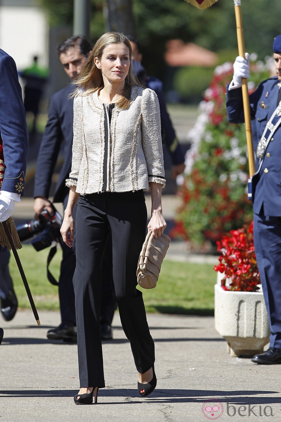 La Reina Letizia con pantalón de traje y chaqueta estilo chanel
