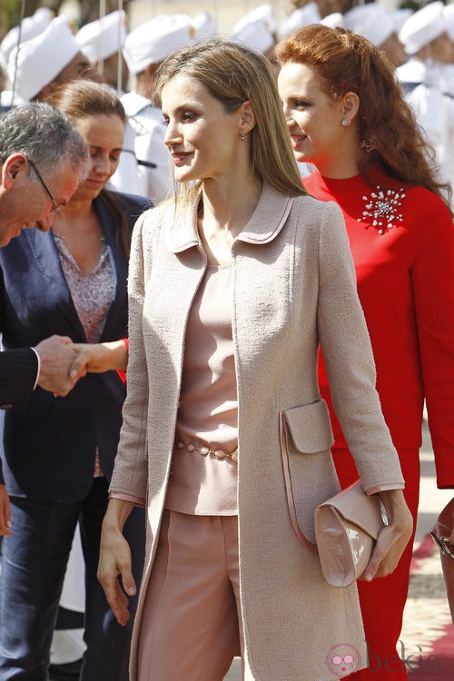 La Reina Letizia con un traje rosa empolvado y un abrigo en bouclette