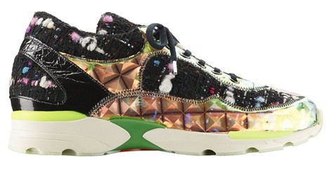 Sneakers diseñadas por Karl Lagerfeld con tachuelas multicolor