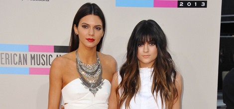 Las hermanas Kendall y Kylie Jenner en los American Music Awards 2013