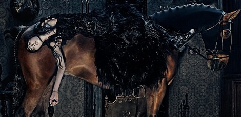 Edie Campbell tumbada encima de un caballo para la campaña otoño/invierno 2014 de Alexander McQueen