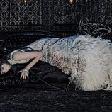 Edie Campbell con un vestido de plumas para la campaña otoño/invierno 2014 de Alexander McQueen