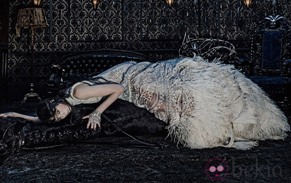 Edie Campbell con un vestido de plumas para la campaña otoño/invierno 2014 de Alexander McQueen