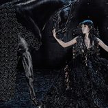 Edie Campbell posa con un vestido negro para la campaña otoño/invierno 2014 de Alexander McQueen