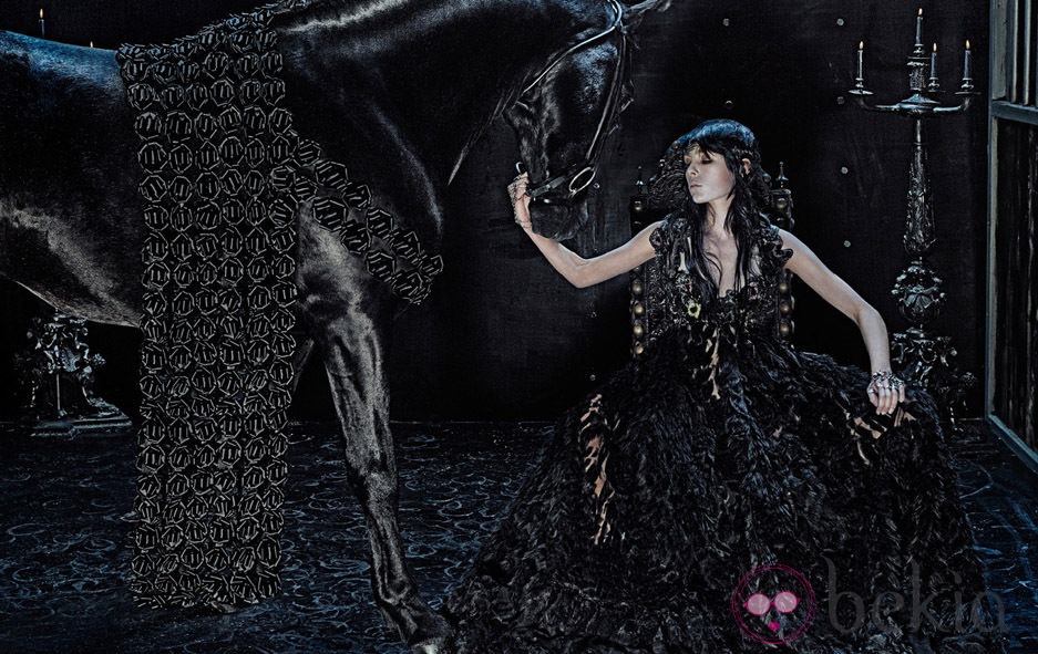Edie Campbell posa con un vestido negro para la campaña otoño/invierno 2014 de Alexander McQueen