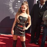 Ariana Grande apuesta por el cuero en los MTV Video Music Awards 2014
