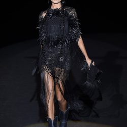 Vestido negro con plumas de Roberto Verino en Madrid Fashion Week primavera/verano 2015