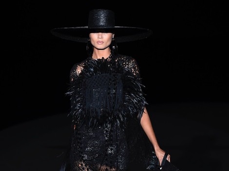 Vestido negro con plumas de Roberto Verino en Madrid Fashion Week primavera/verano 2015