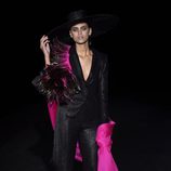 Traje negro con pañuelo fucsia de Roberto Verino en Madrid Fashion Week primavera/verano 2015