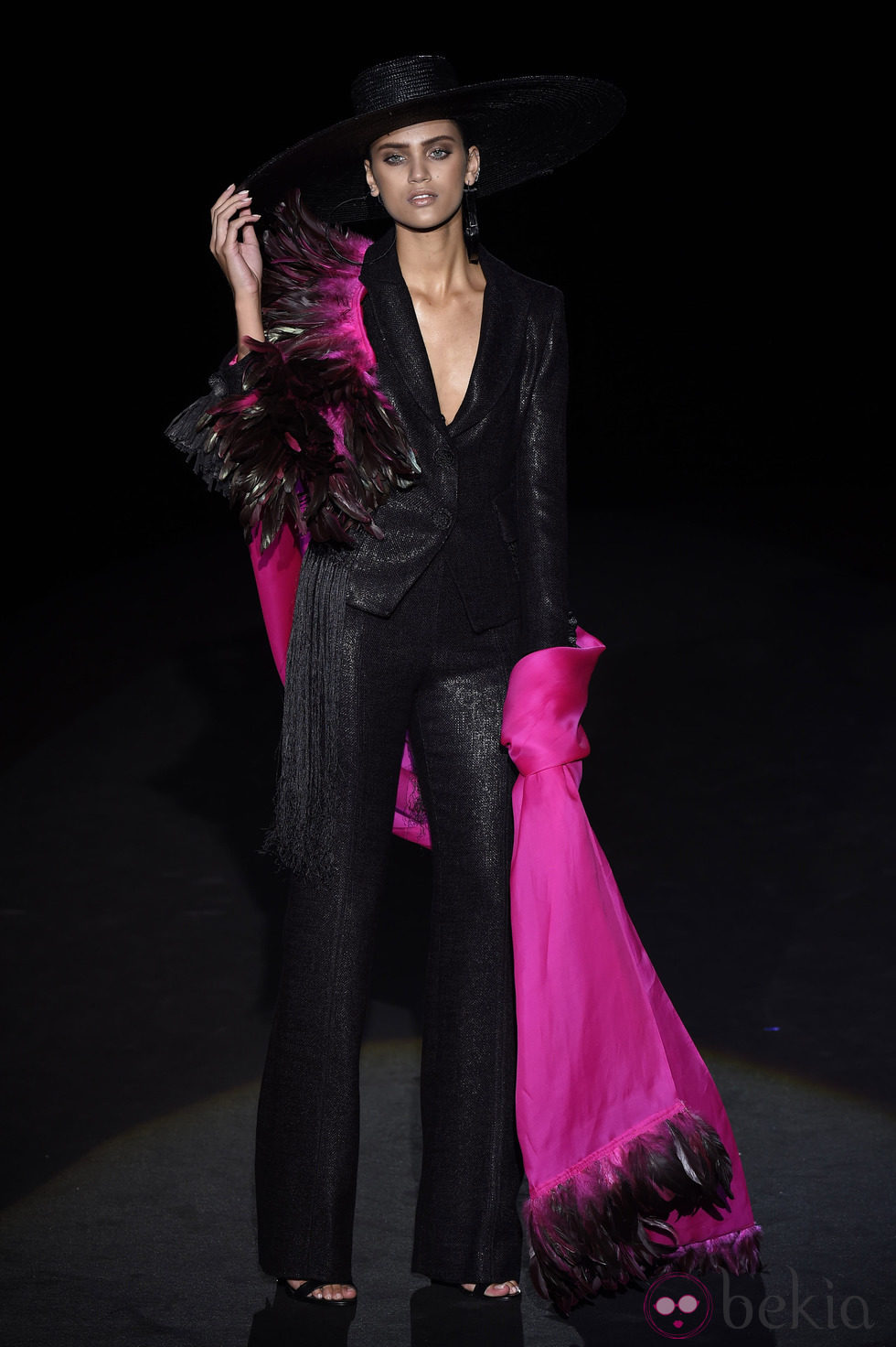 Traje negro con pañuelo fucsia de Roberto Verino en Madrid Fashion Week primavera/verano 2015