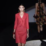 Traje de falda rojo de Roberto Verino en Madrid Fashion Week primavera/verano 2015