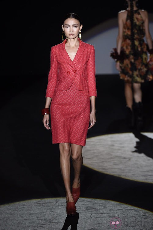 Traje de falda rojo de Roberto Verino en Madrid Fashion Week primavera/verano 2015