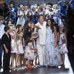 Francis Montesinos rodeado de los hijos de sus empleados en la Madrid Fashion Week primavera/verano 2015