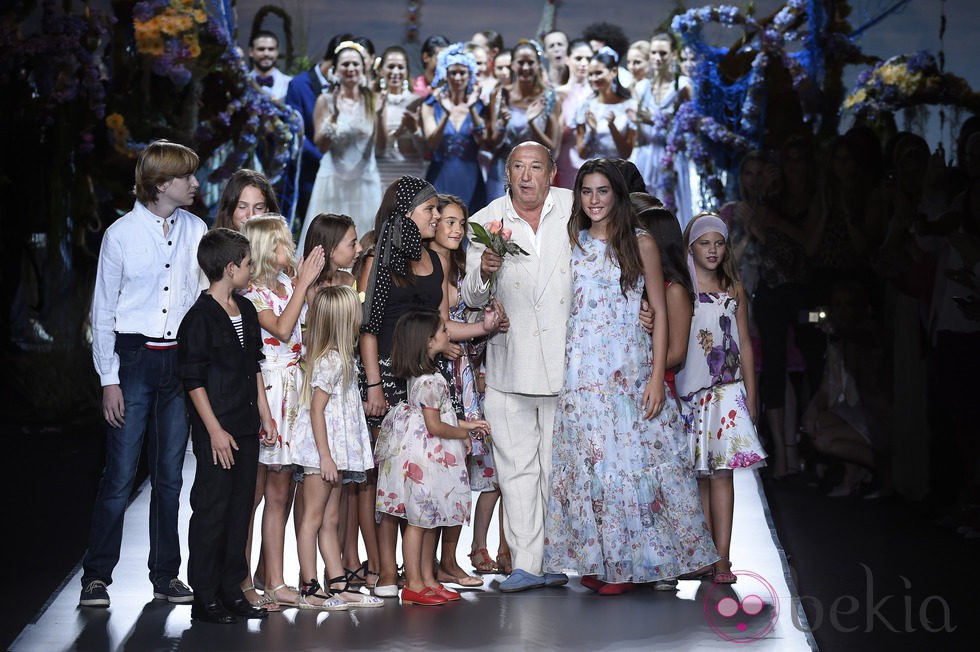 Francis Montesinos rodeado de los hijos de sus empleados en la Madrid Fashion Week primavera/verano 2015