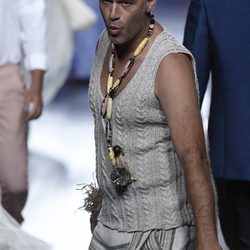 Carlos Lozano desfilando para Francis Montesinos en Madrid Fashion Week primavera/verano 2015