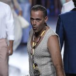 Carlos Lozano desfilando para Francis Montesinos en Madrid Fashion Week primavera/verano 2015