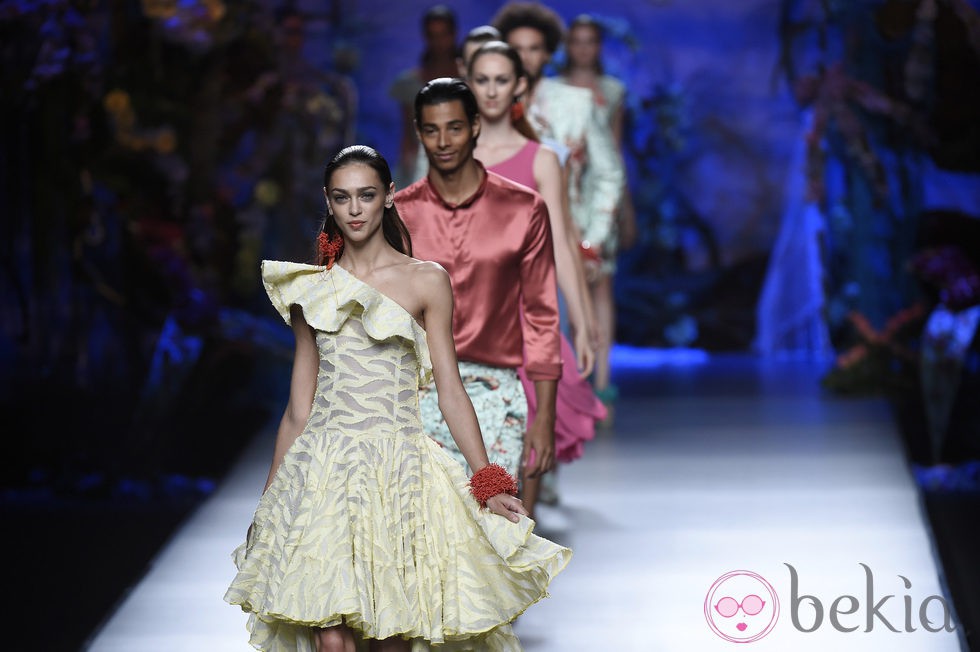 Carrusel final del desfile de Francis Montesinos en Madrid Fashion Week primavera/verano 2015