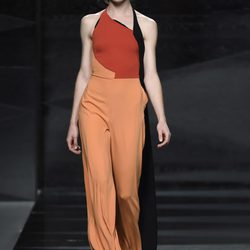 Jumpsuit en naranja, negro y rojo de Juanjo Oliva en Madrid Fashion Week primavera/verano 2015
