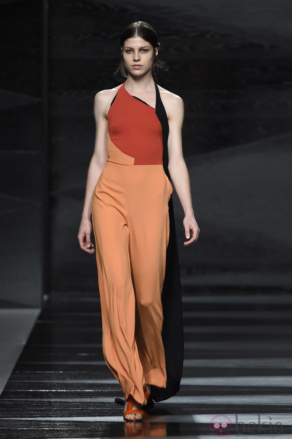 Jumpsuit en naranja, negro y rojo de Juanjo Oliva en Madrid Fashion Week primavera/verano 2015