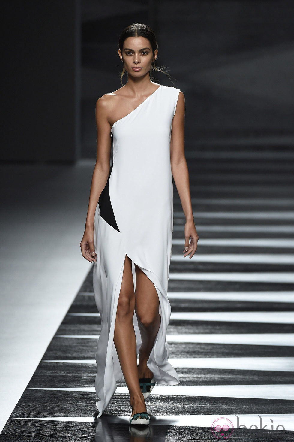 Vestido negro y blanco de Juanjo Oliva en Madrid Fashion Week primavera/verano 2015