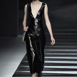Vestido negro plastificado de Juanjo Oliva en Madrid Fashion Week primavera/verano 2015