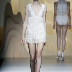 Vestido blanco de Ana Locking en Madrid Fashion Week primavera/verano 2015