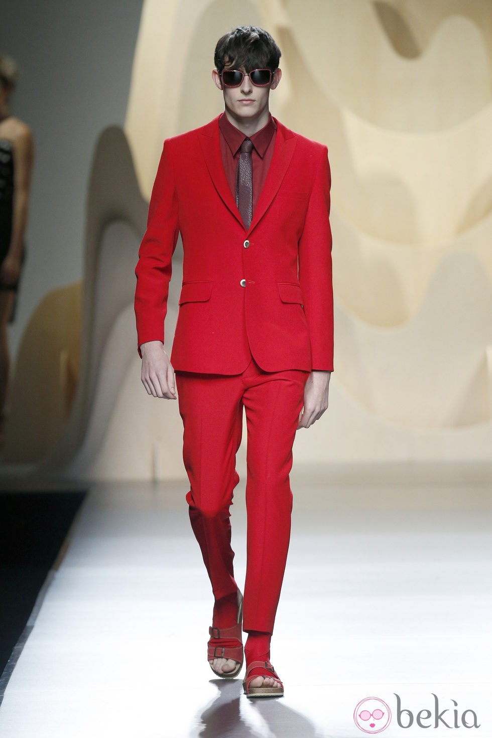 Traje rojo de Ana Locking en Madrid Fashion Week primavera/verano 2015