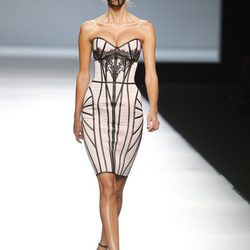 Vestido de líneas simétricas de Maya Hansen en Madrid Fashion Week primavera/verano 2015