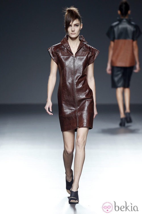 Vestido marrón de piel de primavera/verano 2015 de Etxeberría en Madrid Fashion Week