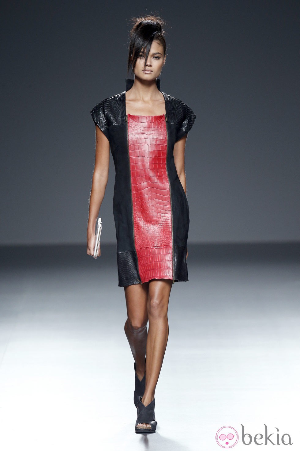 Vestido rojo y negro de piel de primavera/verano 2015 de Etxeberría en Madrid Fashion Week