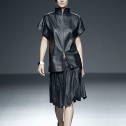 Chaqueta y falda negra de piel de primavera/verano 2015 de Etxeberría en Madrid Fashion Week