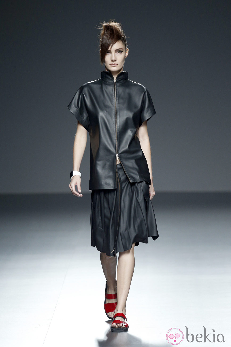 Chaqueta y falda negra de piel de primavera/verano 2015 de Etxeberría en Madrid Fashion Week