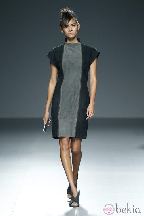 Vestido gris y negro de piel de primavera/verano 2015 de Etxeberría en Madrid Fashion Week