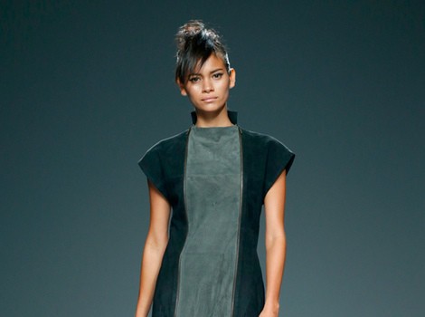 Vestido gris y negro de piel de primavera/verano 2015 de Etxeberría en Madrid Fashion Week