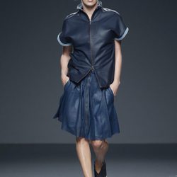 Chaqueta y falda azul de piel de primavera/verano 2015 de Etxeberría en Madrid Fashion Week