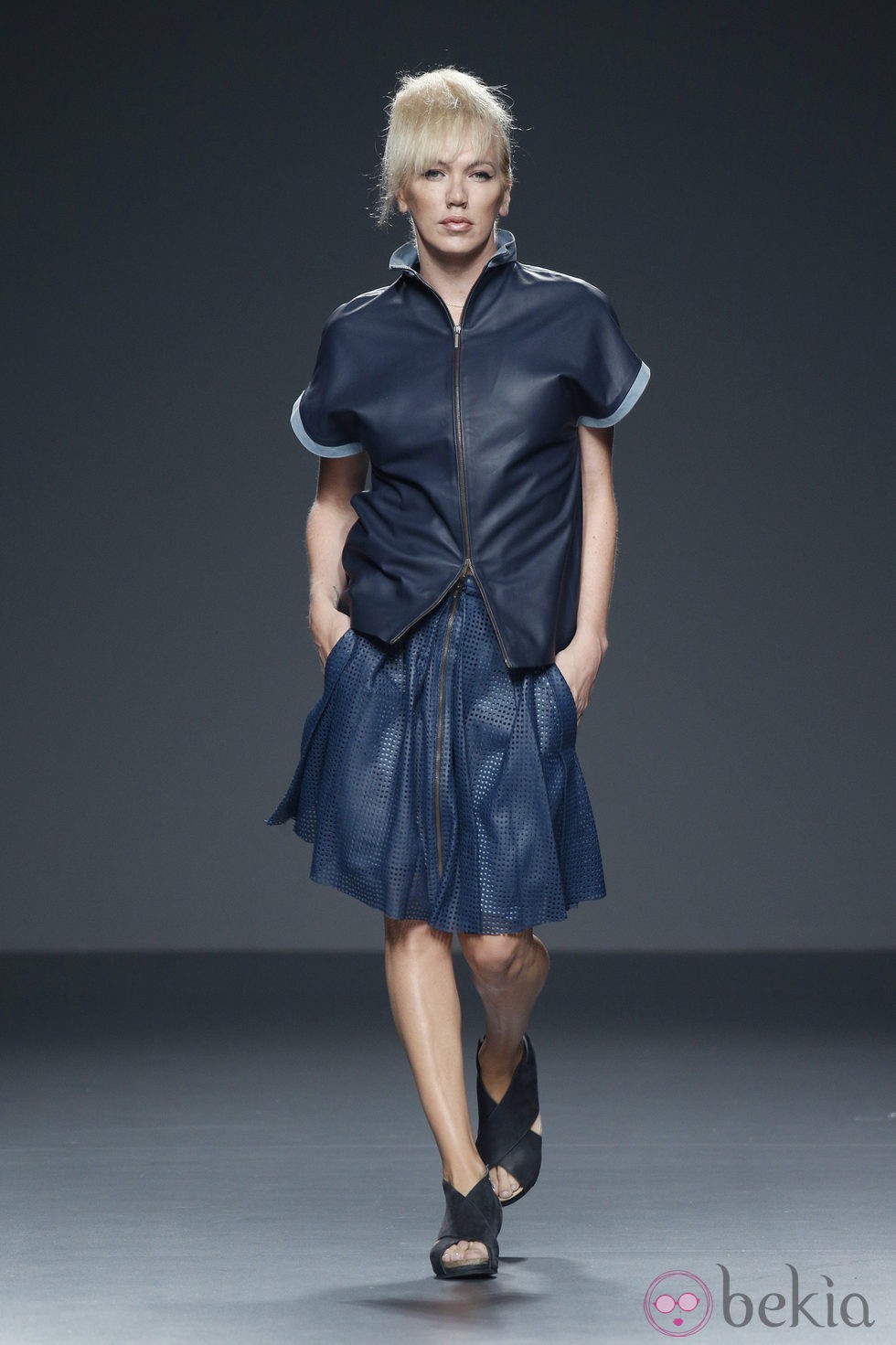 Chaqueta y falda azul de piel de primavera/verano 2015 de Etxeberría en Madrid Fashion Week