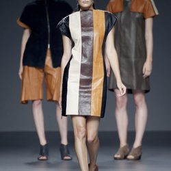 Vestido de rayas y piel de primavera/verano 2015 de Etxeberría en Madrid Fashion Week