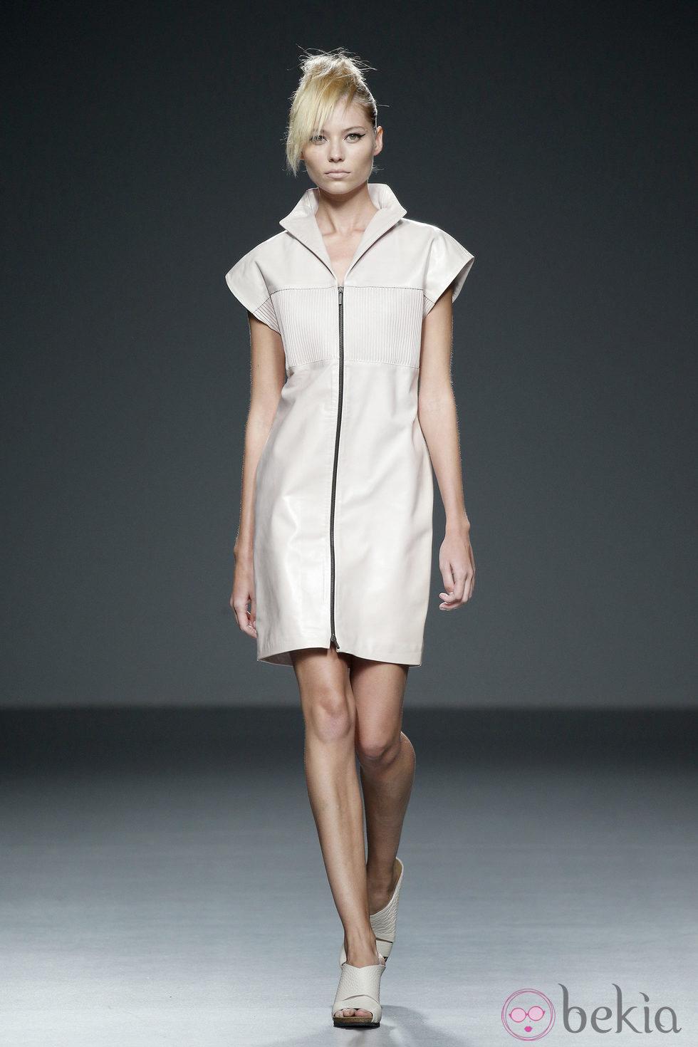 Vestido blanco de piel de primavera/verano 2015 de Etxeberría en Madrid Fashion Week