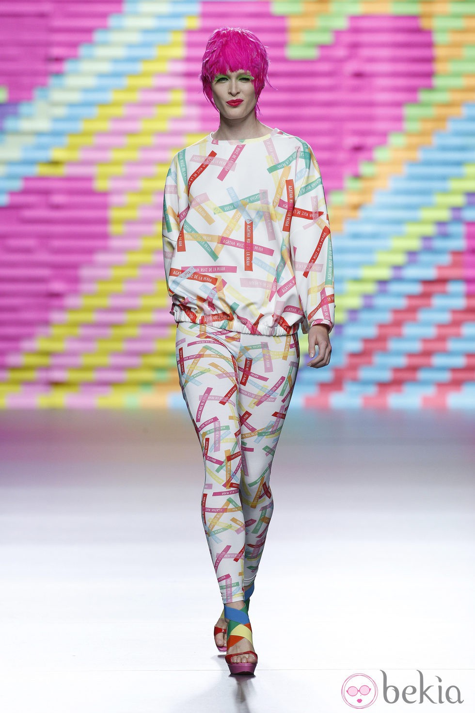 Mono con rayitas de colores de Ágatha Ruiz de la Prada en Madrid Fashion Week primavera/verano 2015