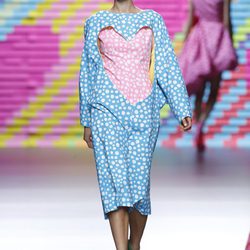 Vestido azul con corazón rosa de Ágatha Ruiz de la Prada en Madrid Fashion Week primavera/verano 2015